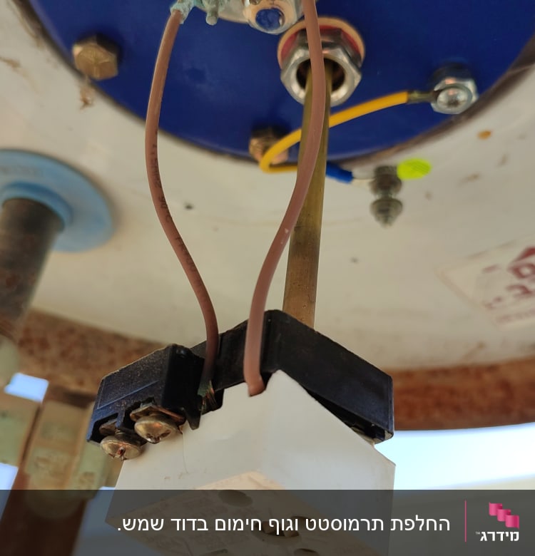 חיבורים חשמליים על דוד שמש עם כבלים חומים
